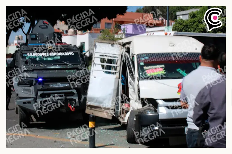 Vehículo blindado y transporte público chocan en Centro Histórico de Puebla; accidente deja tres lesionados