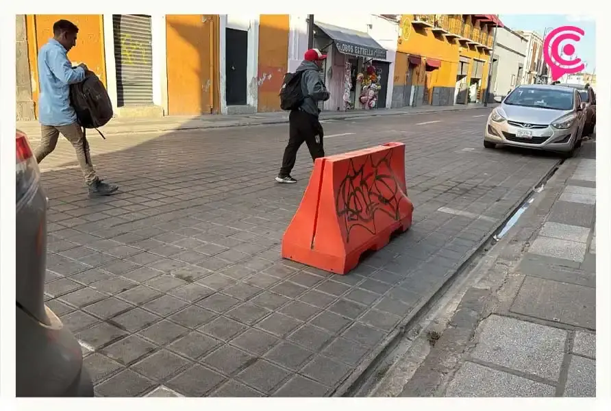 Franeleros vencen a parquímetros en Puebla y mantienen el control de calles con apartado de lugares