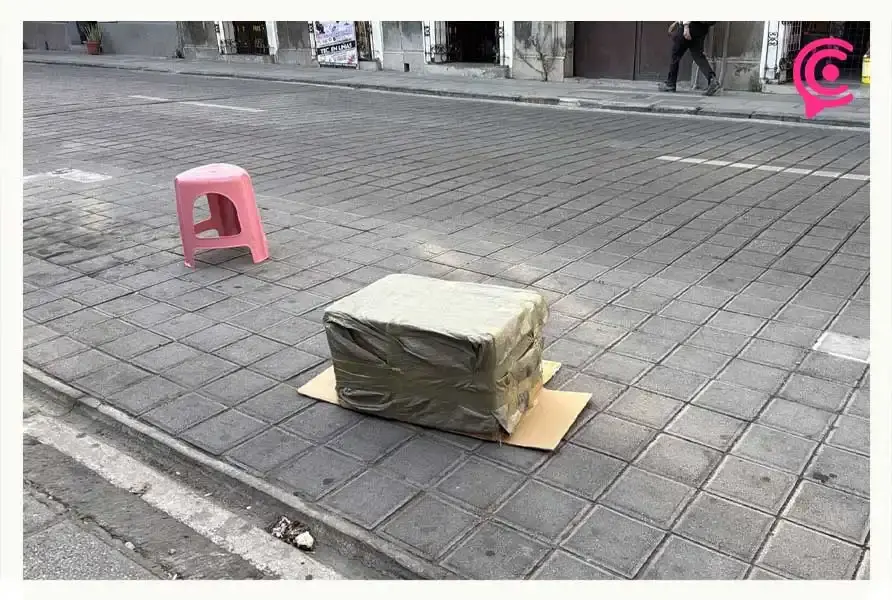 Franeleros vencen a parquímetros en Puebla y mantienen el control de calles con apartado de lugares