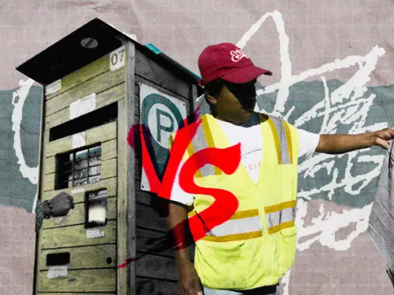 Franeleros vencen a parquímetros en Puebla y mantienen el control de calles con apartado de lugares