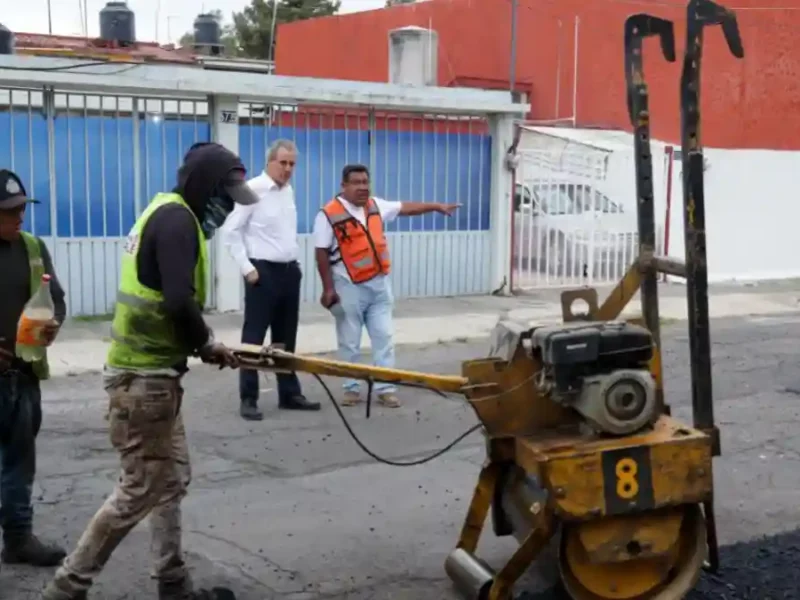 Supervisa Pepe Chedraui trabajos de bacheo en colonia Jardines de San Manuel