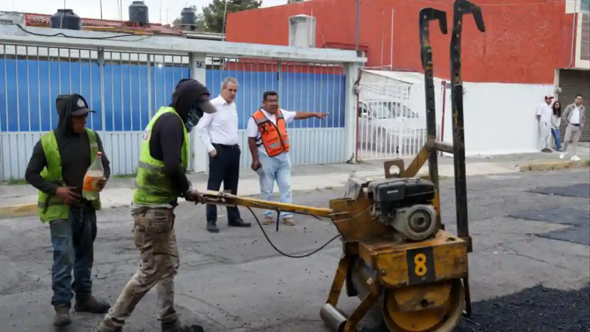 Supervisa Pepe Chedraui trabajos de bacheo en colonia Jardines de San Manuel