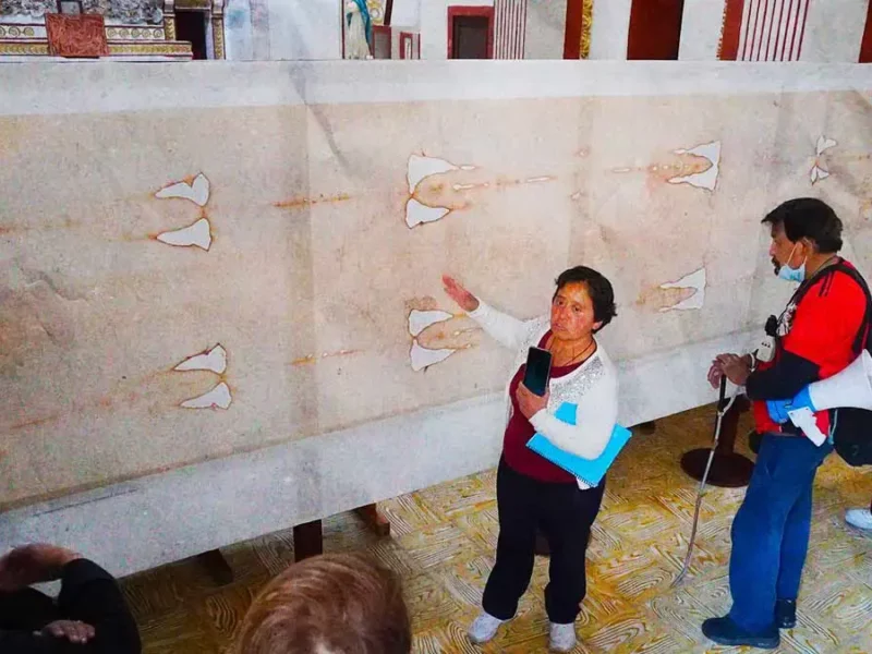 Exhiben réplica de la Sábana Santa en El Calvario de Puebla