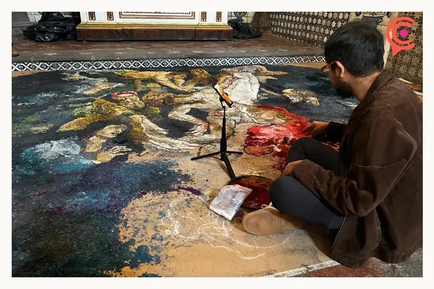 Artista poblano recrea “El Descendimiento de la Cruz” en tapete de aserrín en Santo Domingo, Puebla