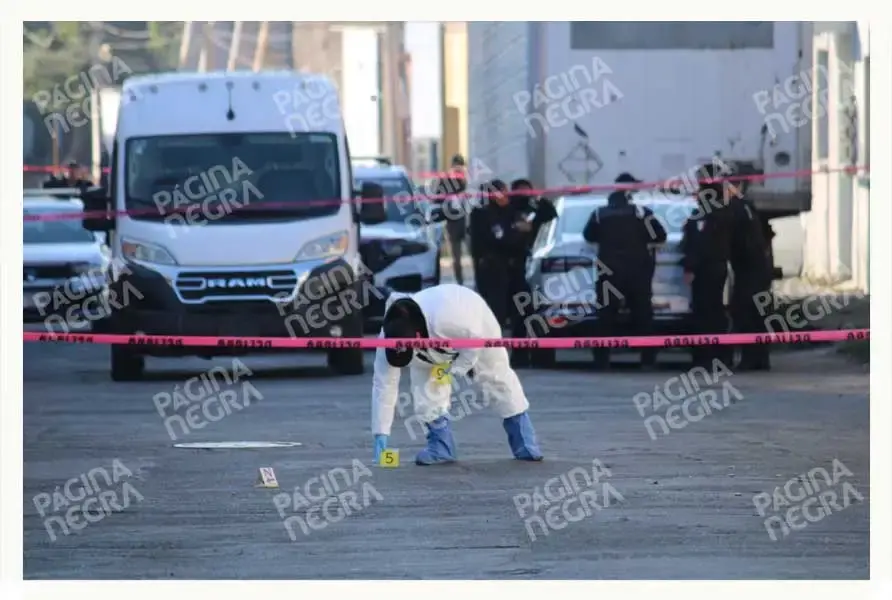 Ataque armado en anexo de Puebla deja un muerto y un herido; delincuentes colocan narcomensaje