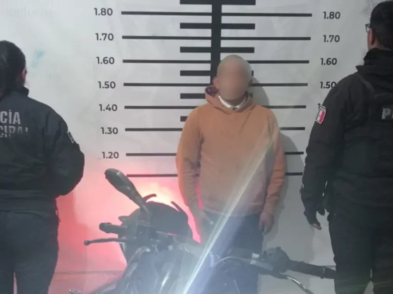 Detiene policía de Texmelucan a masculino por posesión de vehículo con presunto reporte de robo