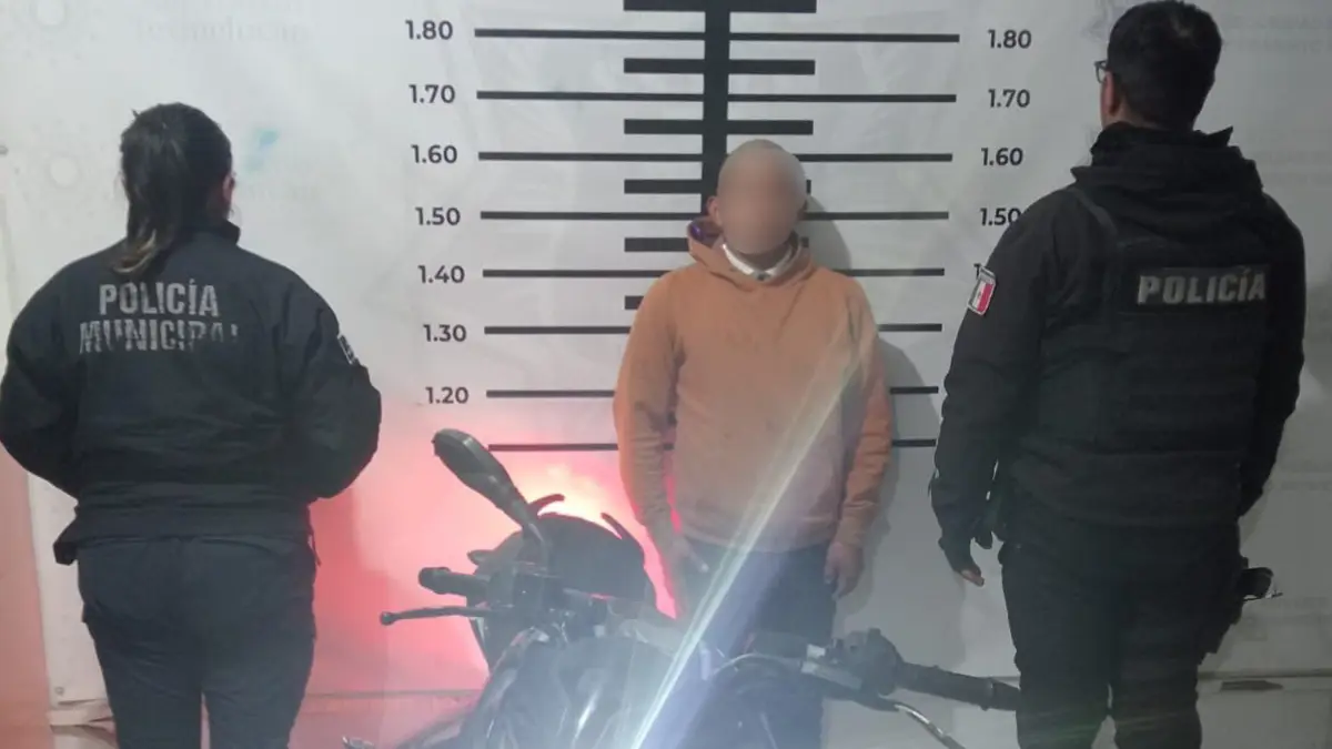 Detiene policía de Texmelucan a masculino por posesión de vehículo con presunto reporte de robo