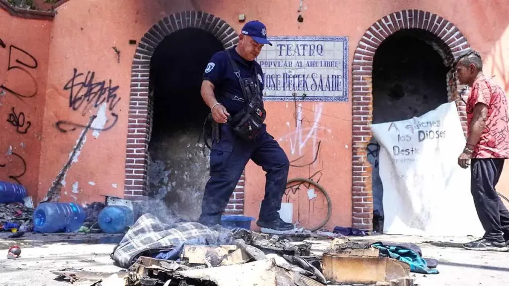 Colectivo pide rescatar el Teatro José Recek Saade en Puebla y realiza faena en los alrededores
