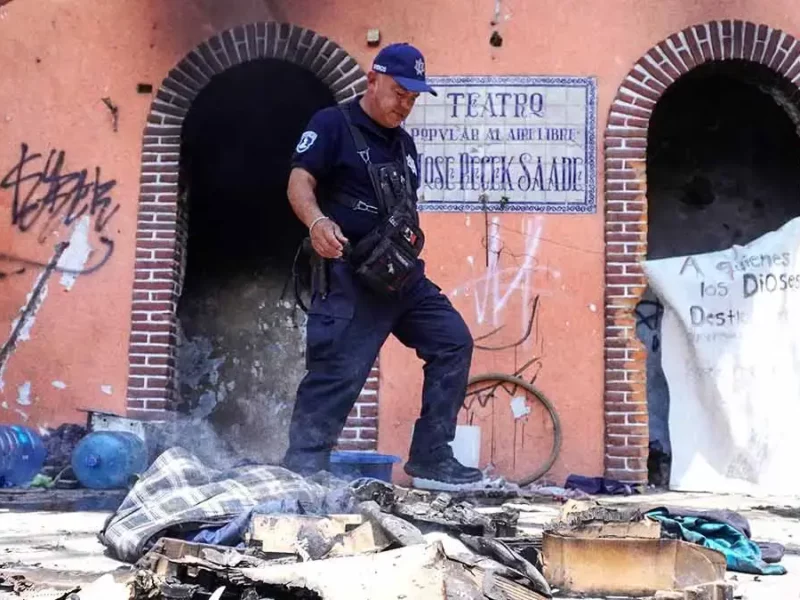 Colectivo pide rescatar el Teatro José Recek Saade en Puebla y realiza faena en los alrededores