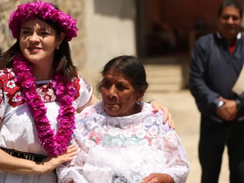Bety Sánchez lleva pisos y techos firmes a Xatohuanco y Atenco, comunidades de alta marginación en Zacatlán