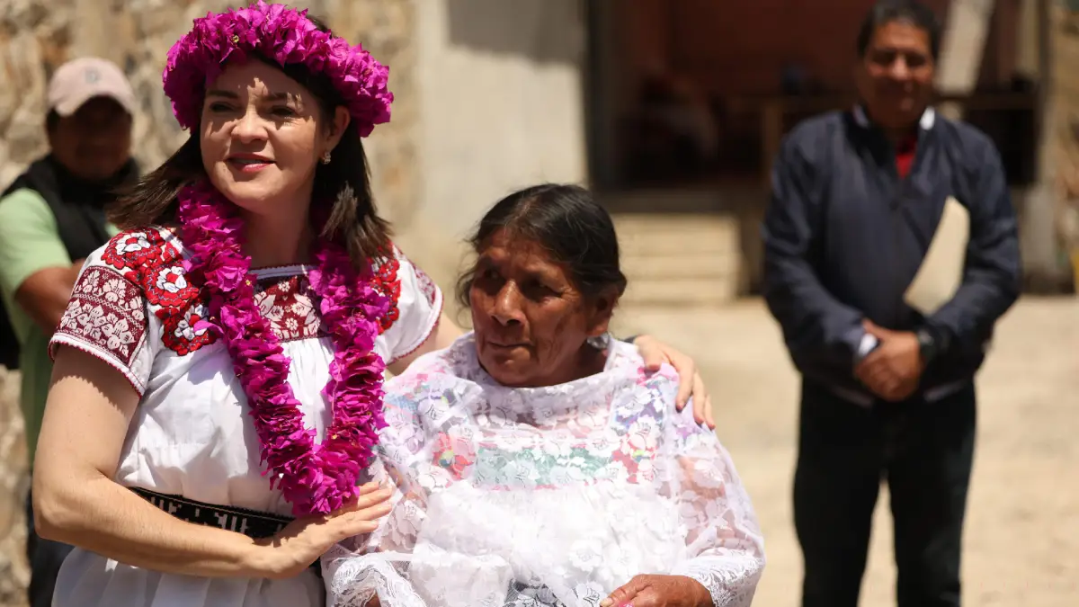 Bety Sánchez lleva pisos y techos firmes a Xatohuanco y Atenco, comunidades de alta marginación en Zacatlán