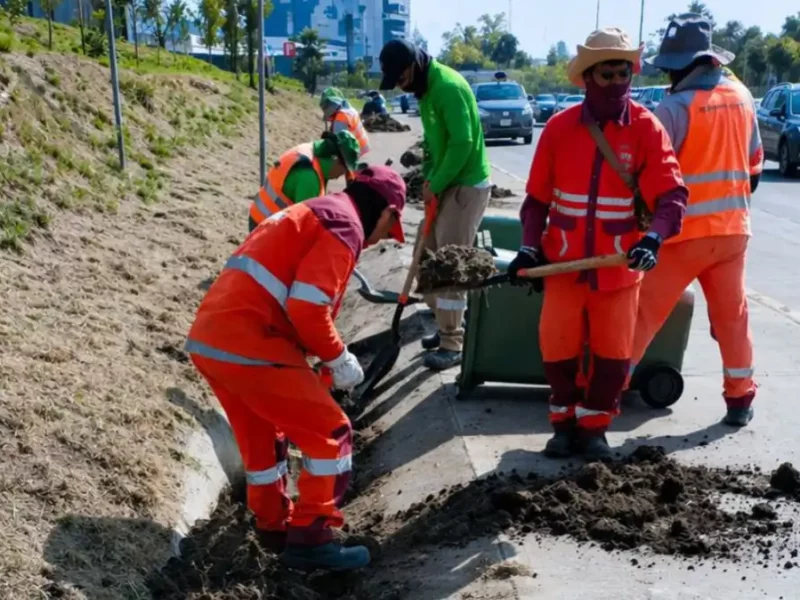 Gobierno de Pepe Chedraui intensifica limpieza de cunetas en Bulevar Atlixcáyotl ante temporada de lluvias