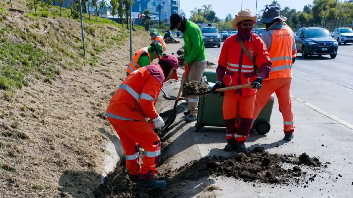 Gobierno de Pepe Chedraui intensifica limpieza de cunetas en Bulevar Atlixcáyotl ante temporada de lluvias