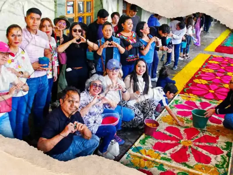 Pobladores y turistas elaboran alfombra monumental en San Pedro Cholula de Semana Santa 2026