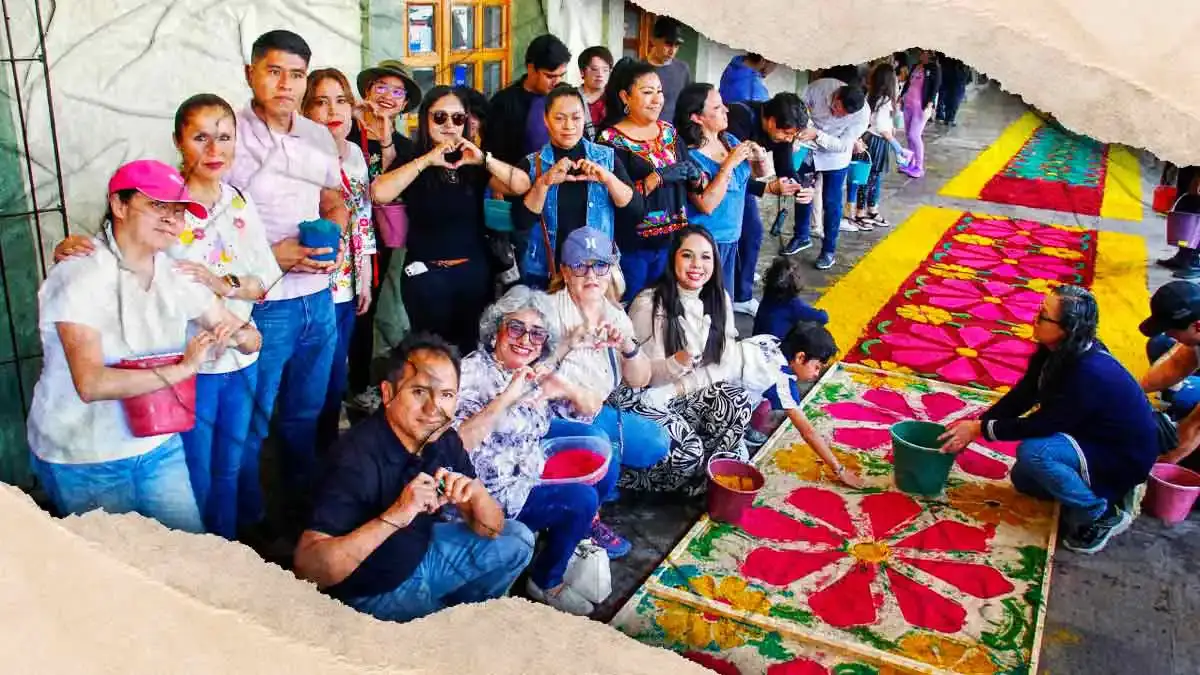 Pobladores y turistas elaboran alfombra monumental en San Pedro Cholula de Semana Santa 2026