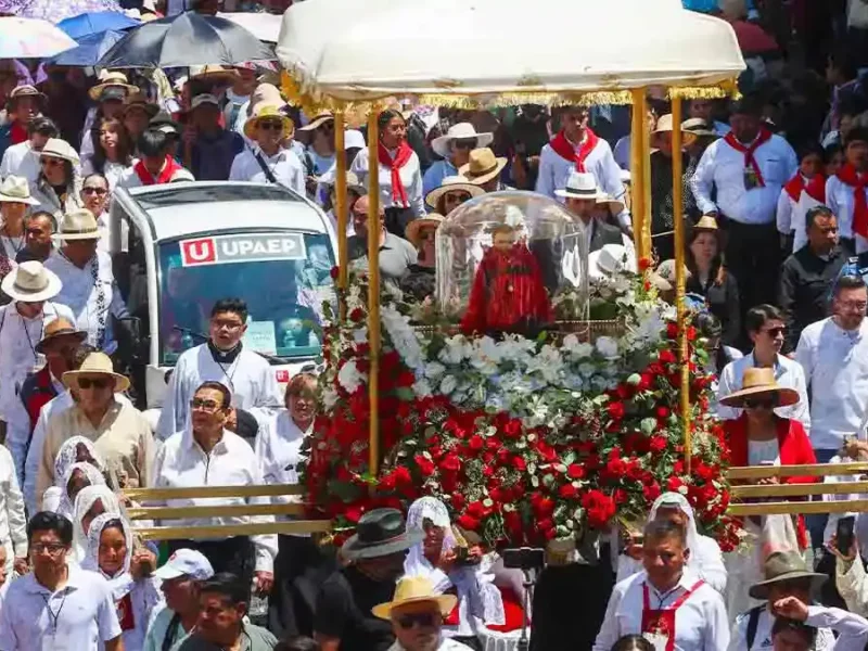 Fieles participan en la Procesión de Viernes Santo en Puebla 2026
