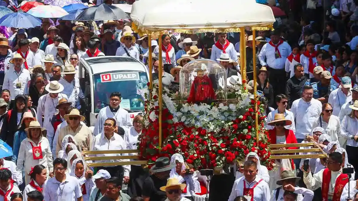 Fieles participan en la Procesión de Viernes Santo en Puebla 2026
