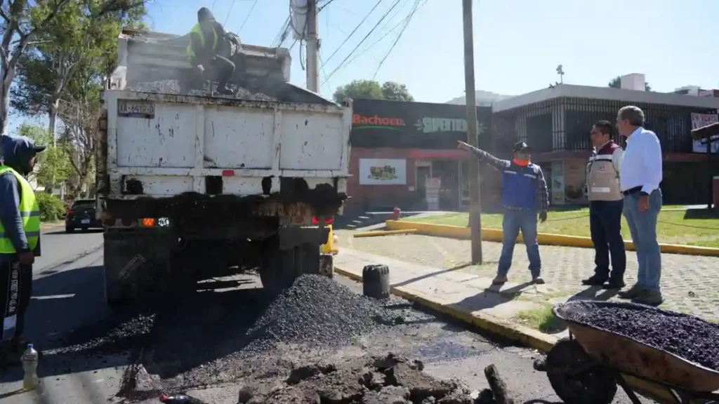 Pepe Chedraui refuerza acciones de bacheo en la colonia Belisario Domínguez