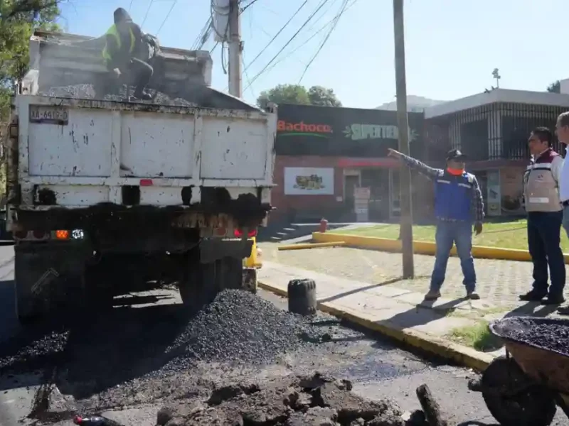 Pepe Chedraui refuerza acciones de bacheo en la colonia Belisario Domínguez
