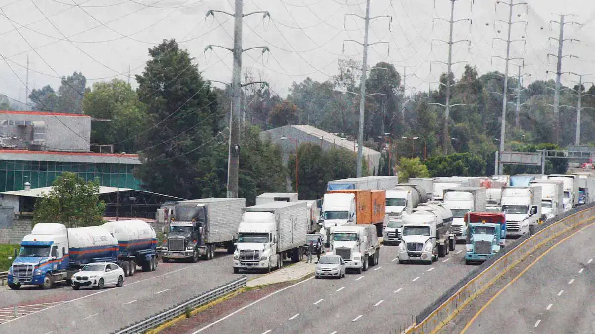 Megabloqueo afecta el Arco Norte con sentido a Puebla; tráfico detenido por cierre de ambos sentidos