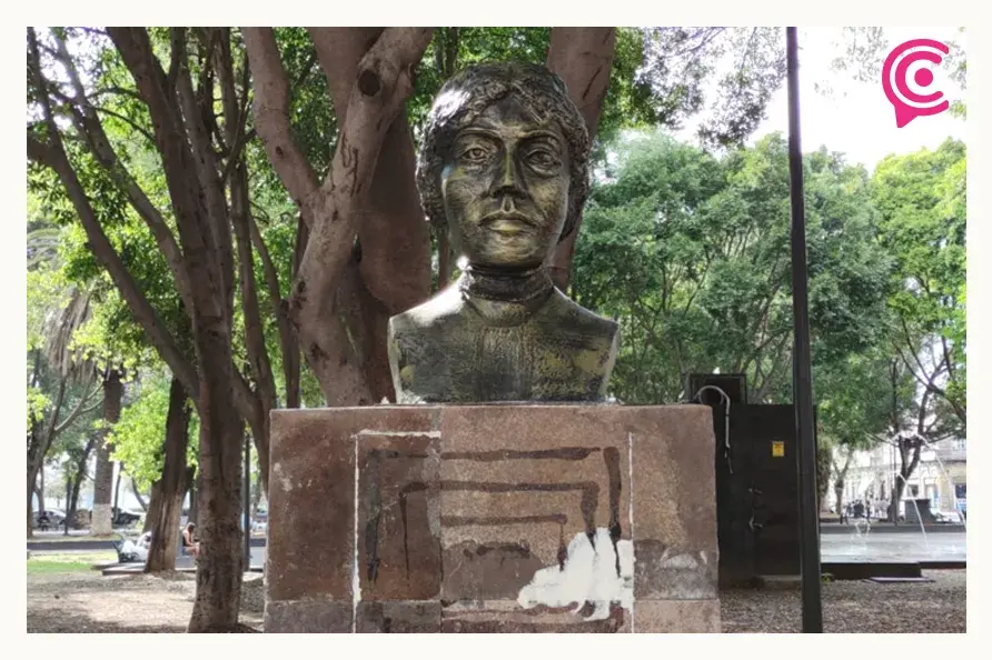 Retiran placas de bustos del Paseo Bravo luego de que exhibieran errores ortográficos