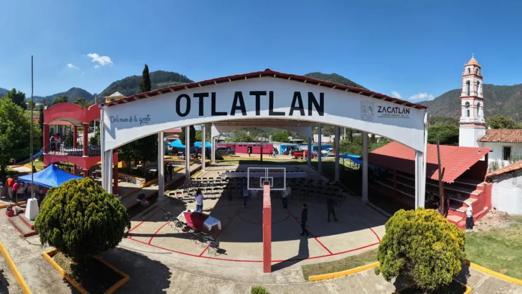 Bety Sánchez inaugura techado de cancha de básquetbol en Otlatlán