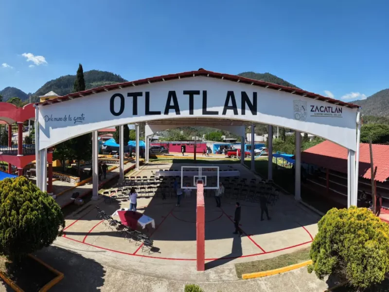 Bety Sánchez inaugura techado de cancha de básquetbol en Otlatlán