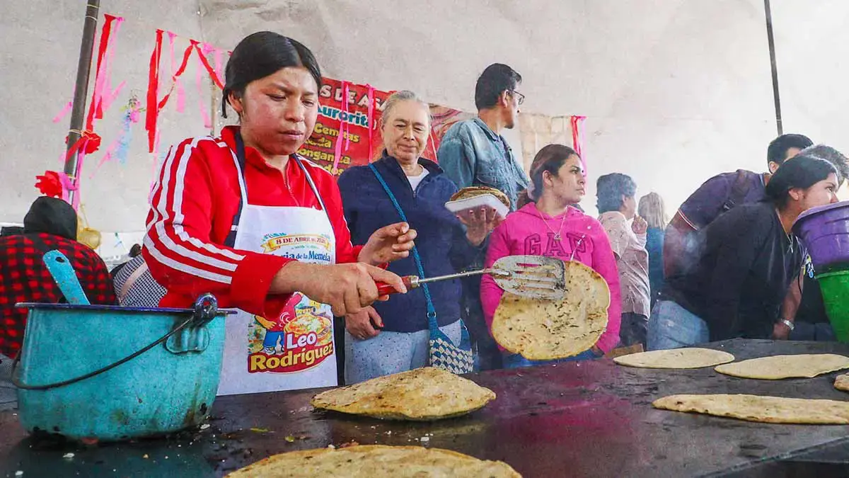Bendicen puestos de la Feria de la Gordita 2026; memelas gratis en la compra de refresco