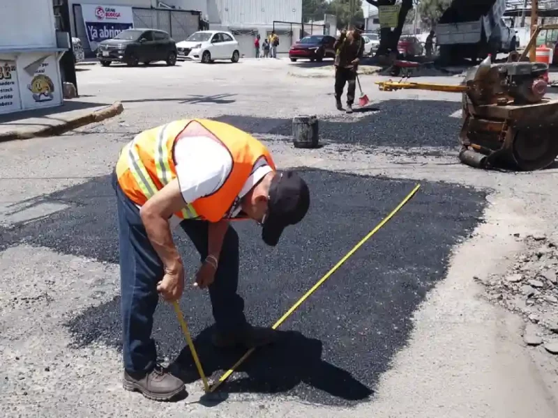El Gobierno de Pepe Chedraui mejora las vialidades de la capital con el programa de bacheo permanente
