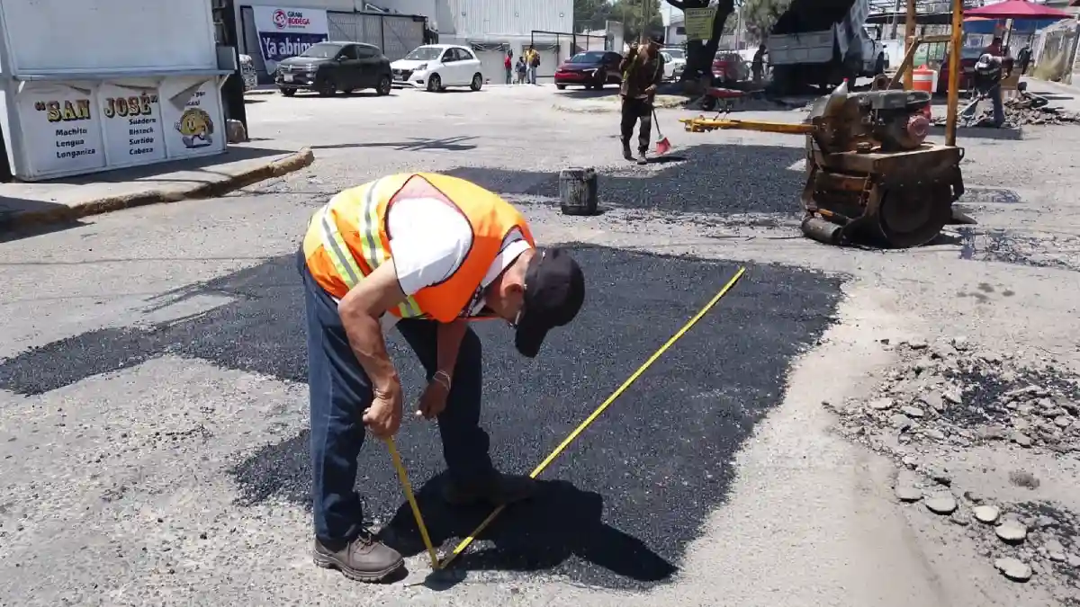 El Gobierno de Pepe Chedraui mejora las vialidades de la capital con el programa de bacheo permanente