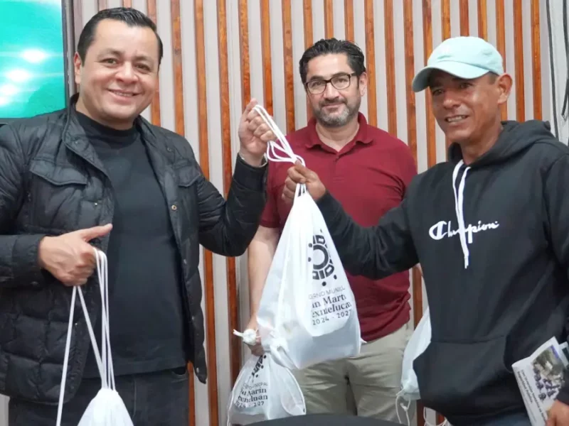 Gobierno de Juan Manuel Alonso impulsa la labor de boleros de Texmelucan con la entrega de nuevos kits de trabajo