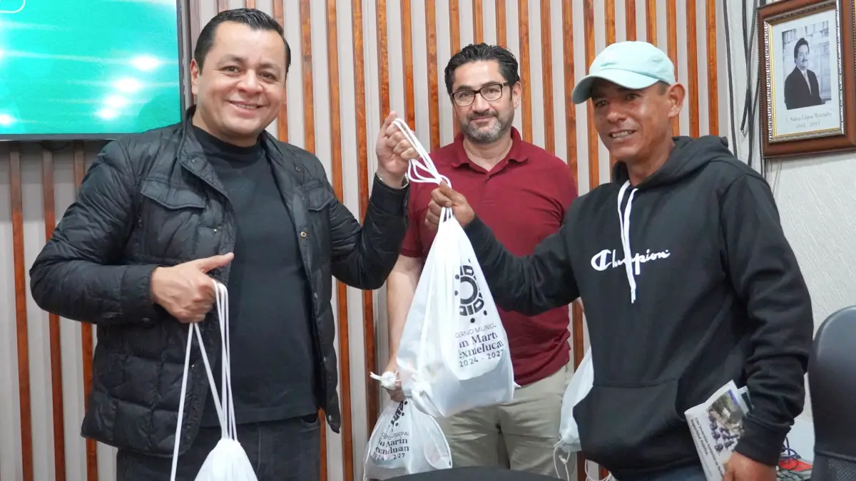Gobierno de Juan Manuel Alonso impulsa la labor de boleros de Texmelucan con la entrega de nuevos kits de trabajo