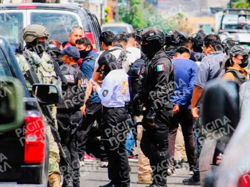 Fiscalía de Puebla asegura inmueble y detiene a sujetos en colonia El Porvenir