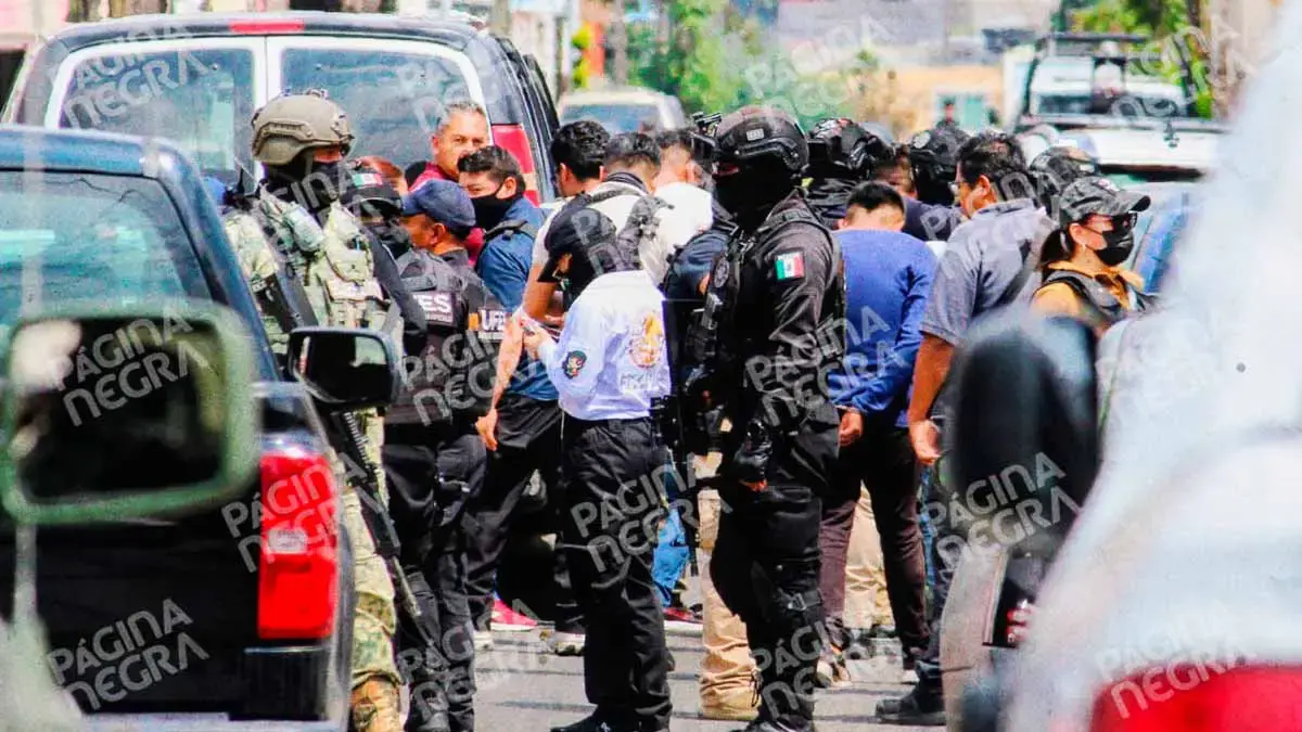 Fiscalía de Puebla asegura inmueble y detiene a sujetos en colonia El Porvenir