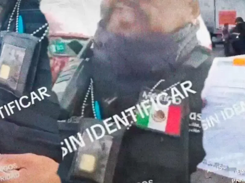 Familia denuncia abuso de autoridad de agente de comercio exterior en la autopista México-Puebla