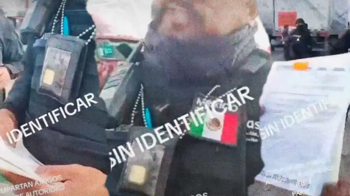Familia denuncia abuso de autoridad de agente de comercio exterior en la autopista México-Puebla