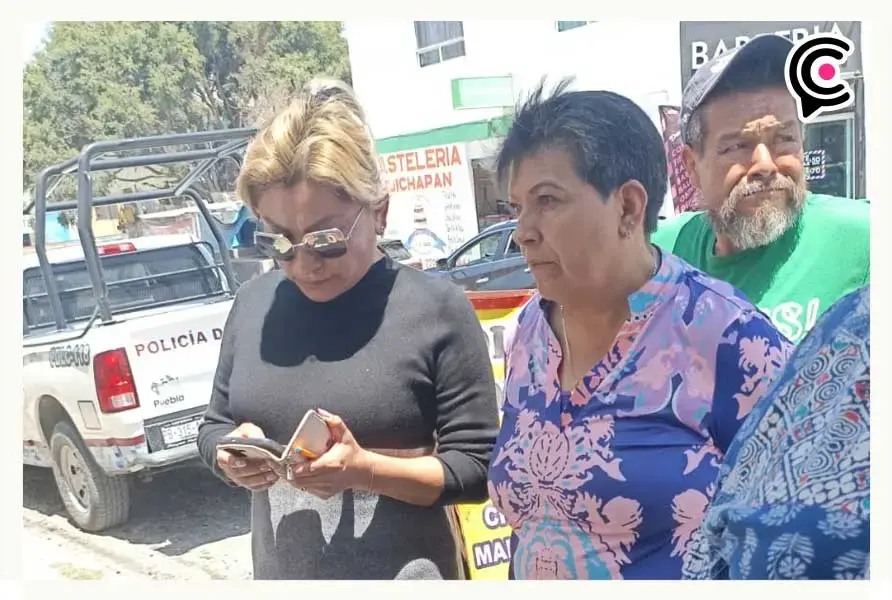 Acusan a lideresa de la colonia Constitución Mexicana en Puebla de amenazar con quitar locales en mercado