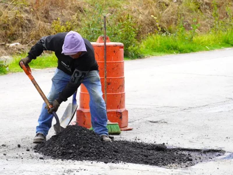 Gobierno de Juan Manuel Alonso mejora vialidades con bacheo en Texmelucan