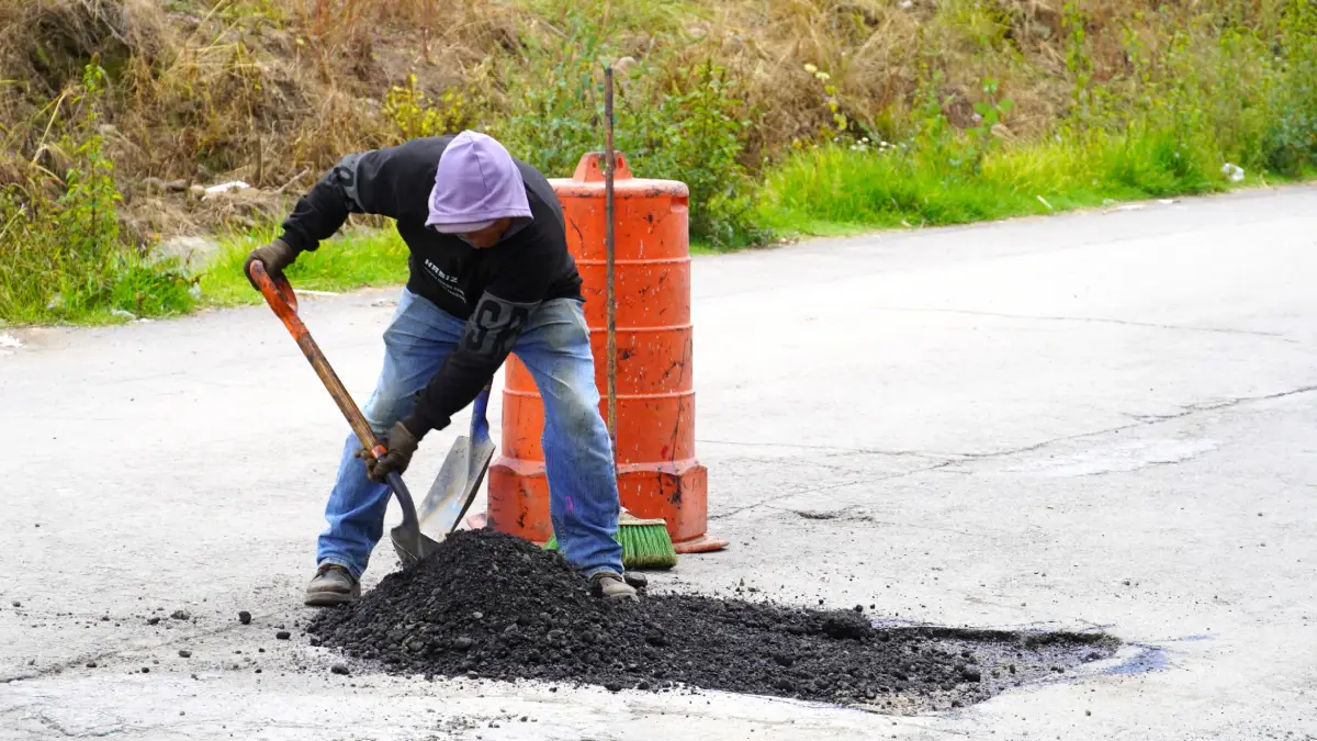 Gobierno de Juan Manuel Alonso mejora vialidades con bacheo en Texmelucan
