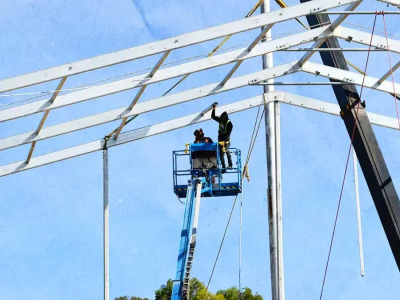 Trabajador de la Feria de Puebla 2026 sufre caída tras realizar labores de montaje