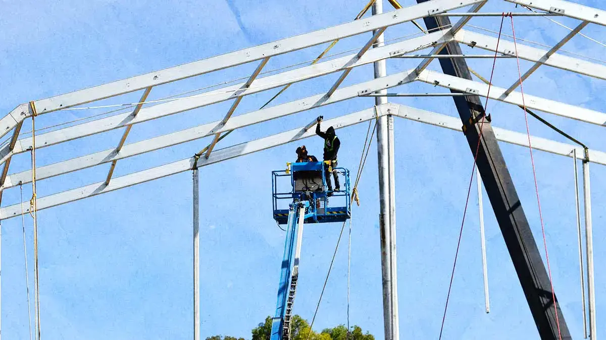 Trabajador de la Feria de Puebla 2026 sufre caída tras realizar labores de montaje