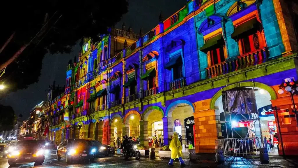 Festival Glow Puebla arranca con desorganización, empujones y abucheos