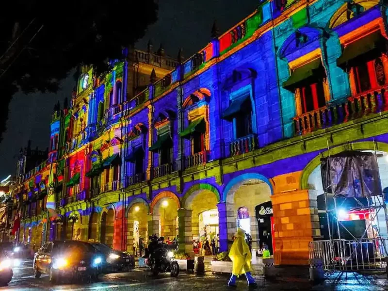 Festival Glow Puebla arranca con desorganización, empujones y abucheos