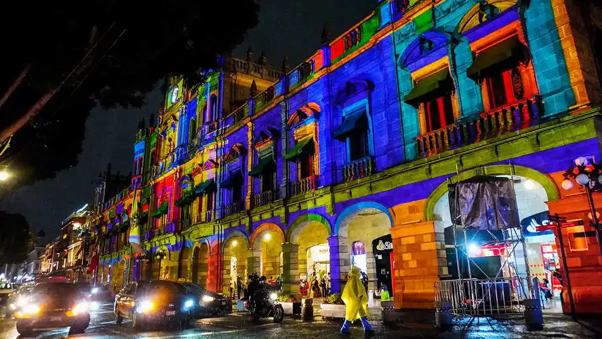 Festival Glow Puebla arranca con desorganización, empujones y abucheos