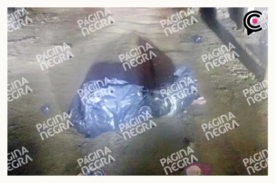 Abandonan cuerpo emplayado, encobijado y embolsado de un hombre en Nueva Paraíso, Puebla