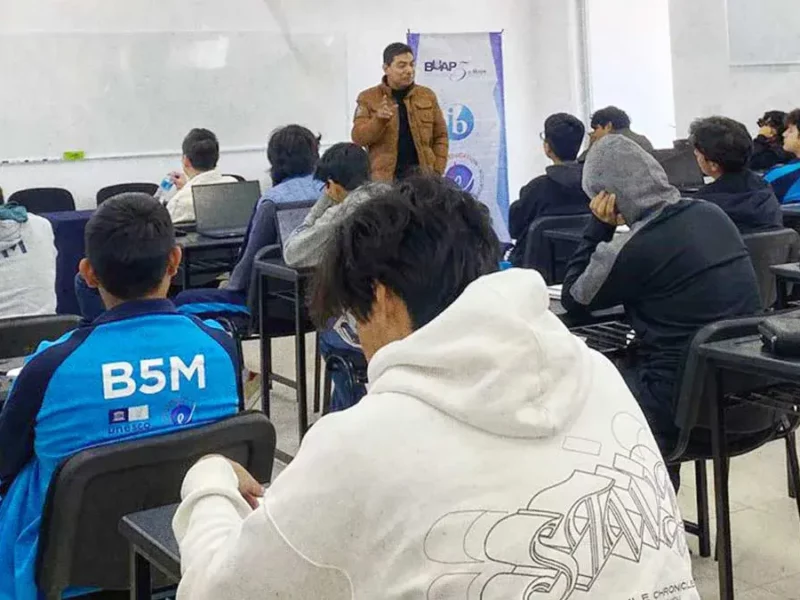 Estudiantes de bachillerato BUAP participan en clase internacional de física de partículas