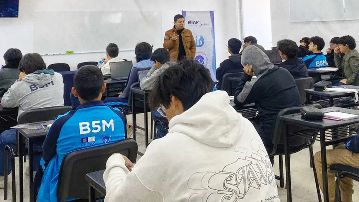 Estudiantes de bachillerato BUAP participan en clase internacional de física de partículas