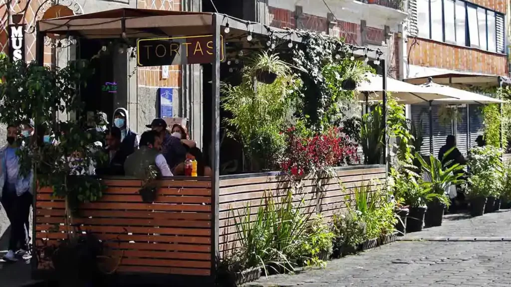 Restaurantes cobran por parklets del Centro Histórico de Puebla; denuncian privatización de espacio público