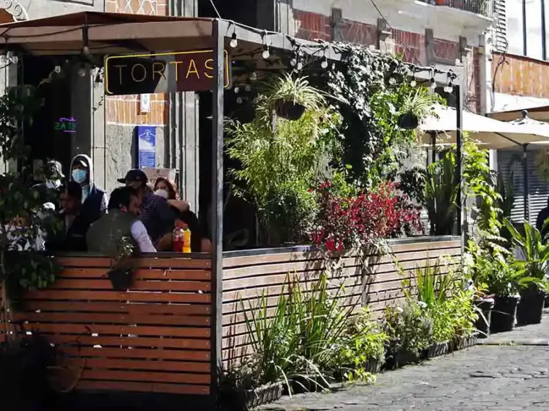 Restaurantes cobran por parklets del Centro Histórico de Puebla; denuncian privatización de espacio público