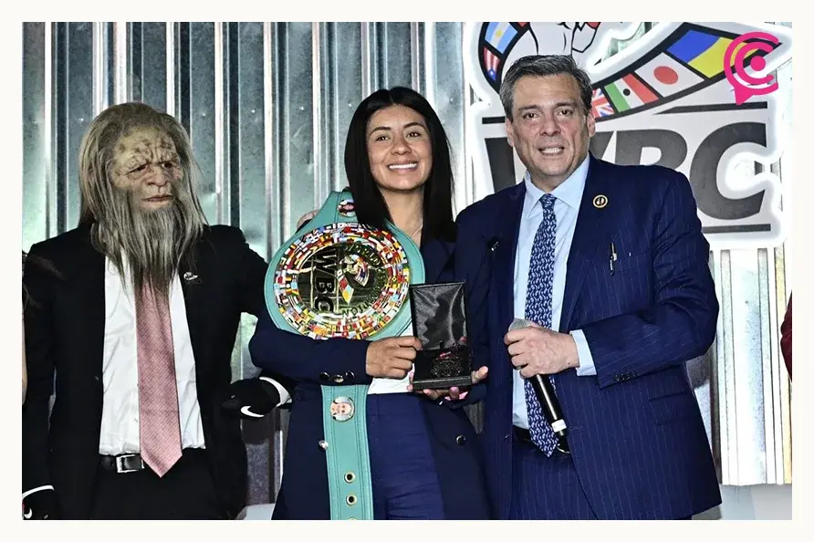 “La Bonita” Sánchez recibe cinturón que la acredita como campeona del CMB 